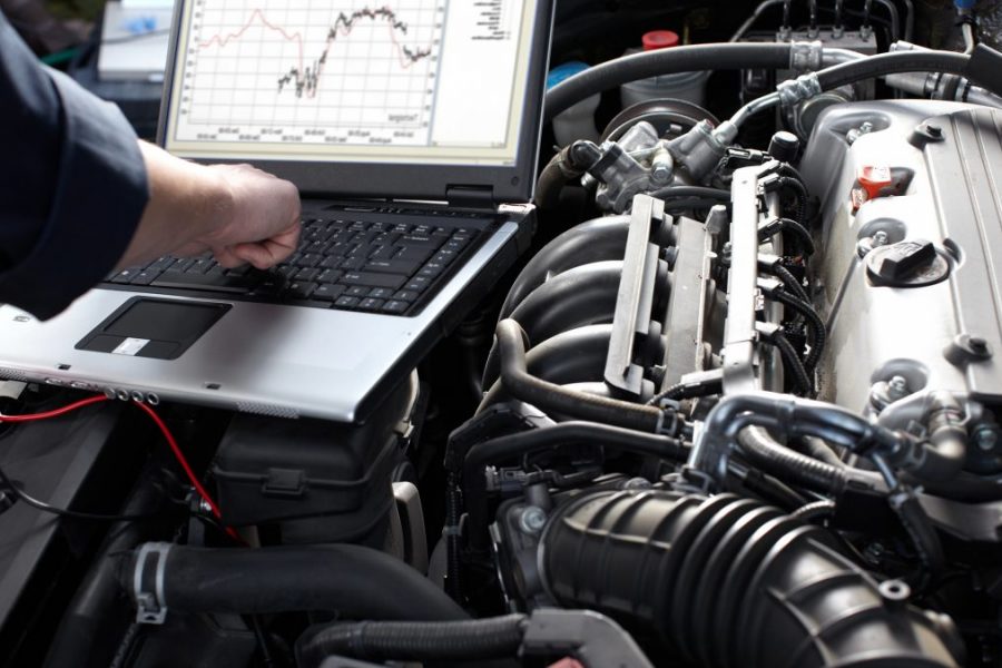 auto-repair-diagnostic-laptop-engine